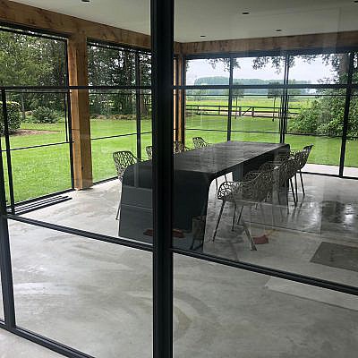 Maatwerk tuinoverkapping met stalen kozijnen Maatwerk tuinoverkapping