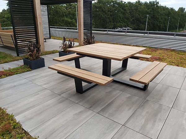 de vierkante picknicktafel - Wood
